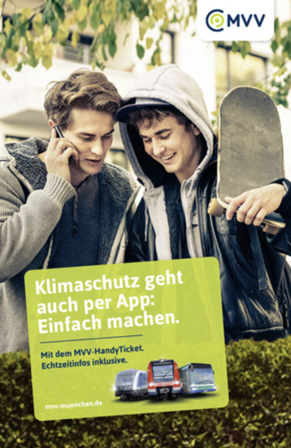 Zwei Jugendliche, einer telefoniert, einer mit Skateboard vor MVV-Werbeplakat für HandyTicket.